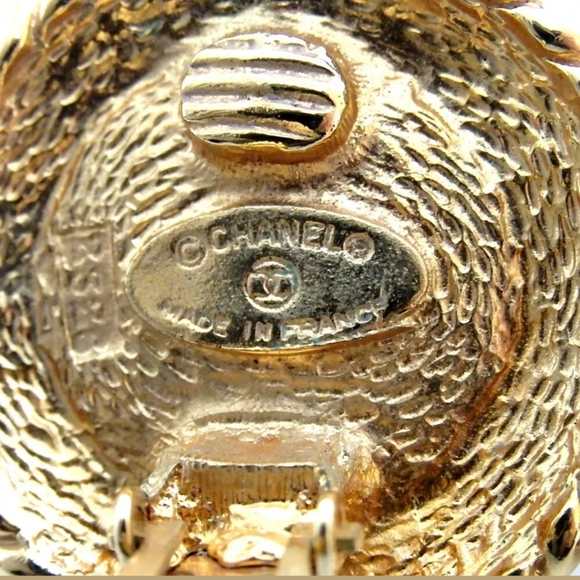 AUTHENTIC CHANEL2329  PEARL ROUND VINTAGE EARRING - Picture 7 of 8